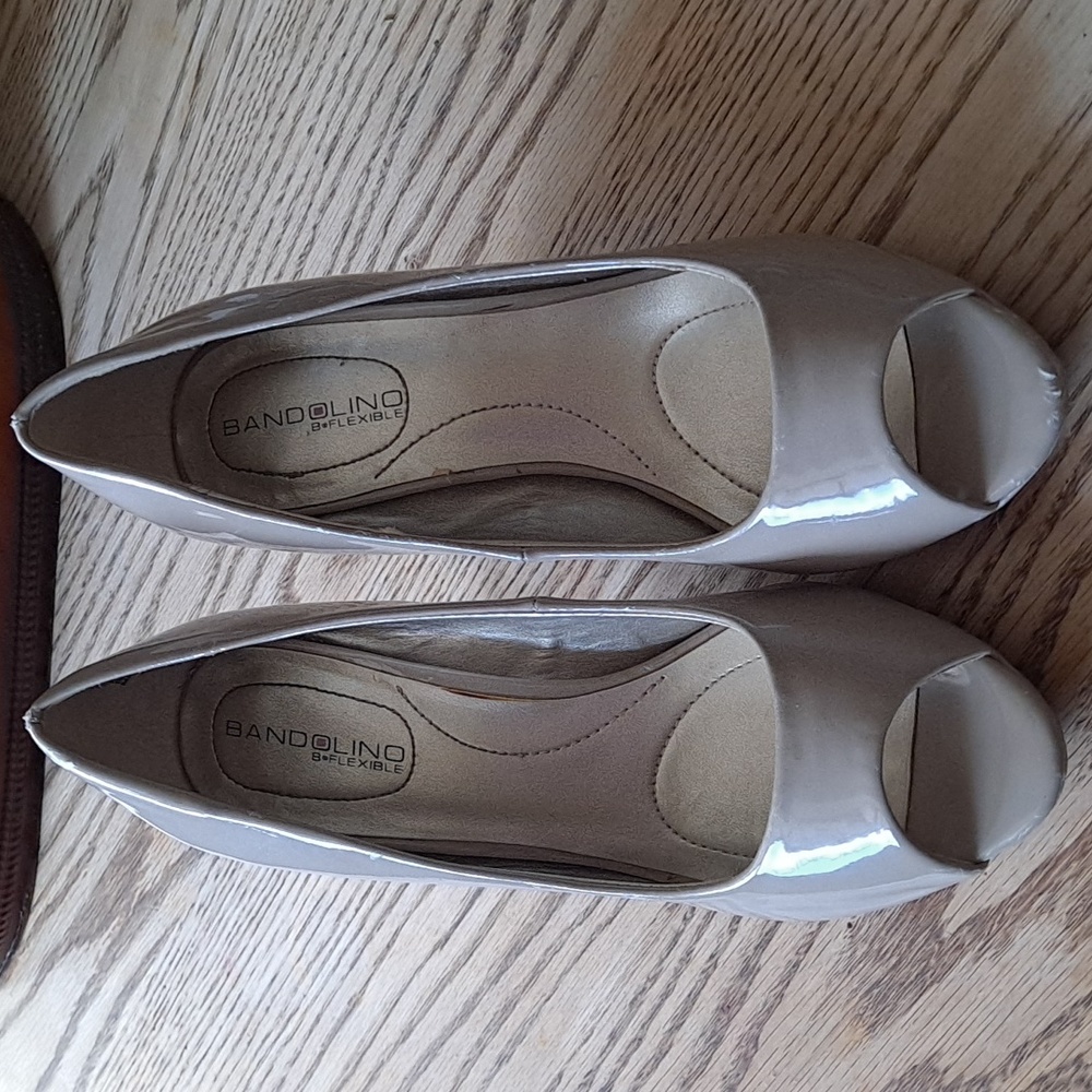 Bandolino tan/taupe peep toe sz 5.5